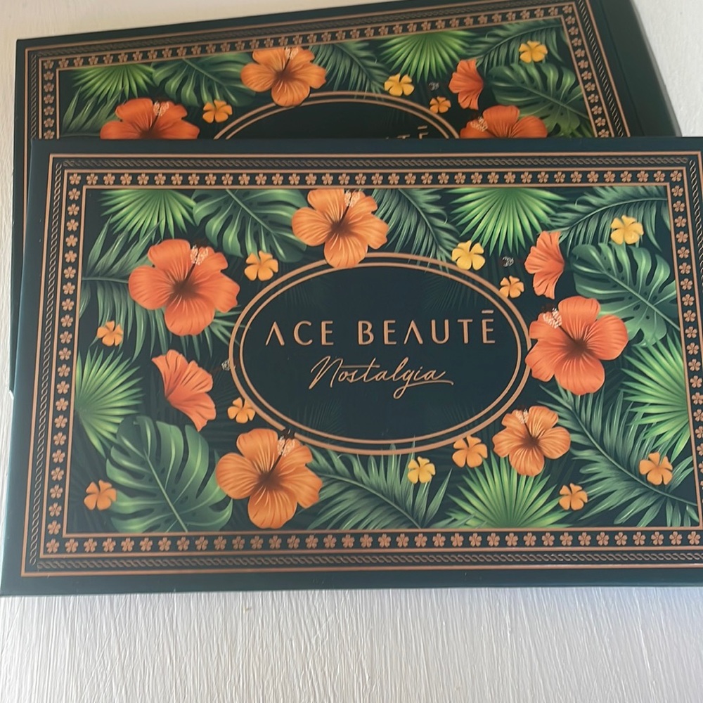 Ace Beaute Nostalgia Eyeshadow Palette